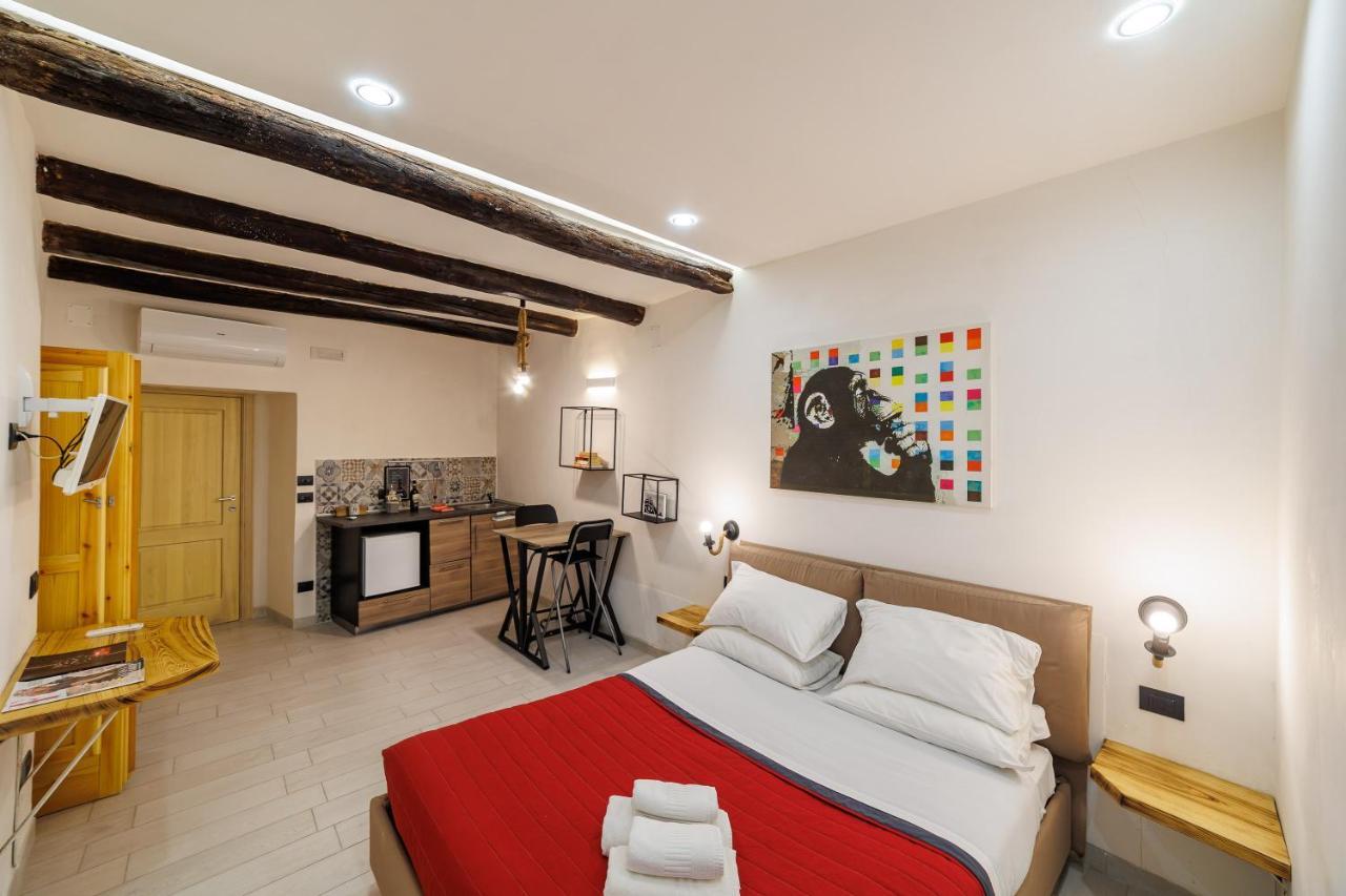 Legnosuites *