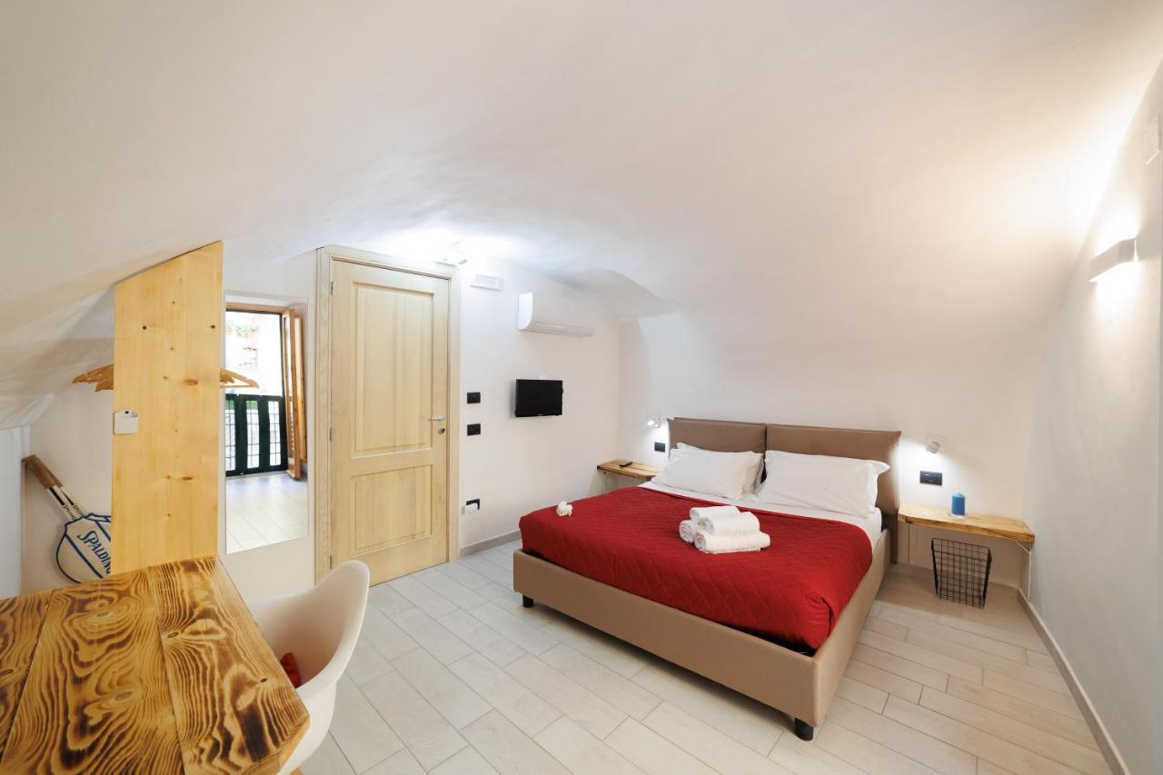 Legnosuites *