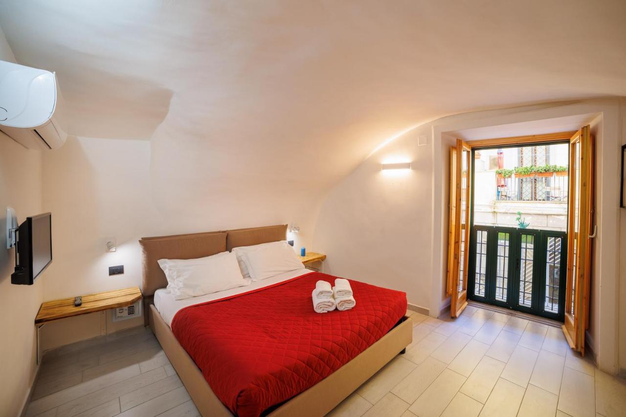 Legnosuites *